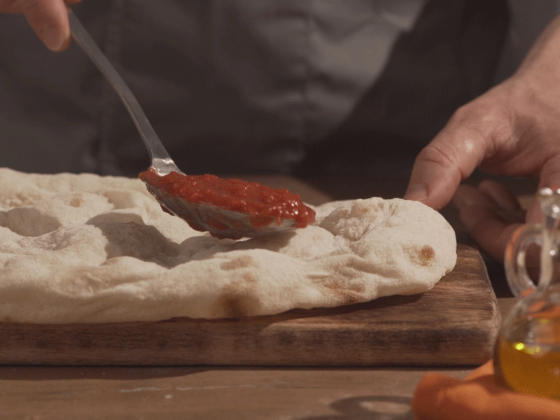 Ajout de la sauce et des garnitures