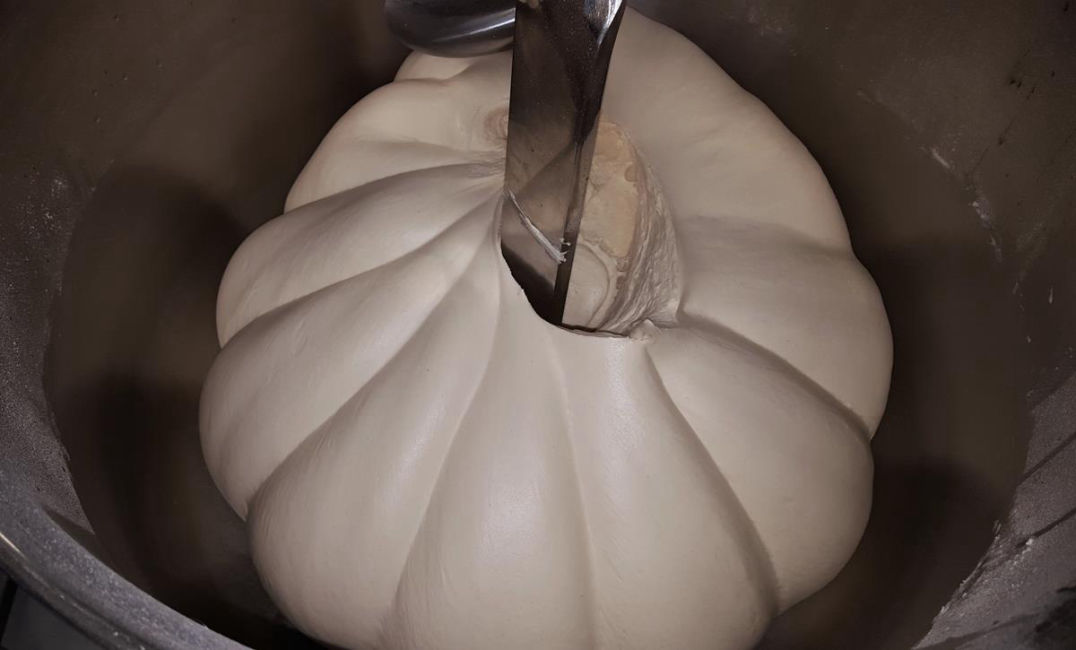 Pétrissage des ingrédients de la pâte à pinsa
