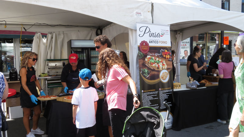 Visiteurs dégustant la pinsa Antico Forno