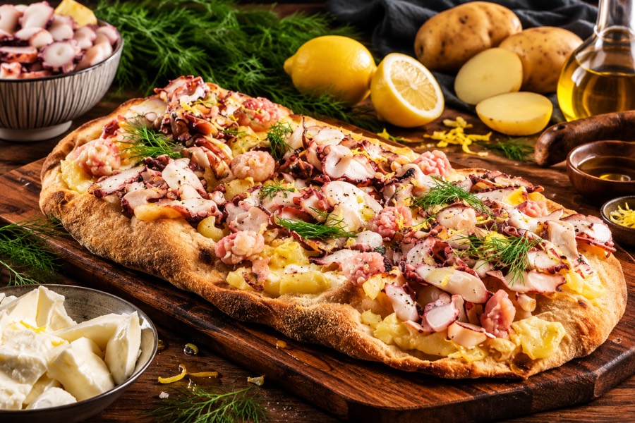 Pinsa terre et mer aux pommes de terre et poulpe